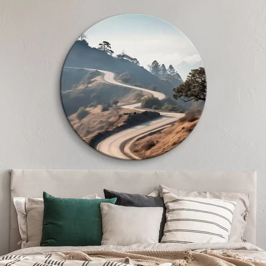 Paveikslėlis Vingiuotas kelias per kalvotą kraštovaizdį su sausa žole po giedru dangumi ir toli matomomis kalnų viršūnėmis. r46289