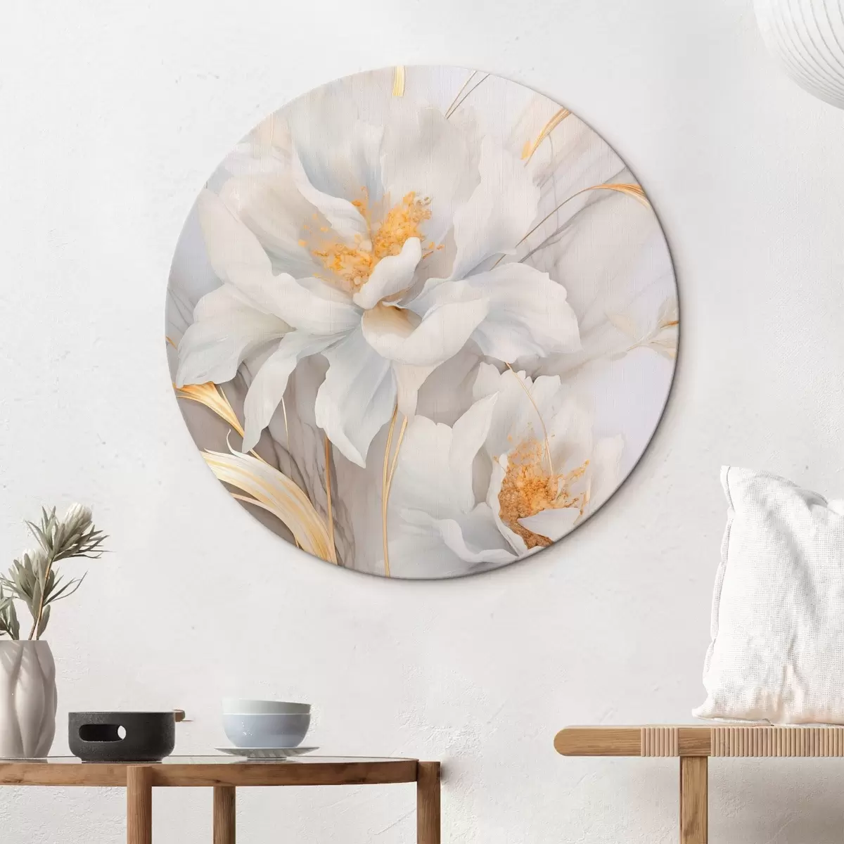 Apvalūs paveikslai Balta gėlė su geltonomis piestelėmis ir stiebais, subtiliais žiedlapiais, elegantiška kompozicija, neutralus fonas r46293