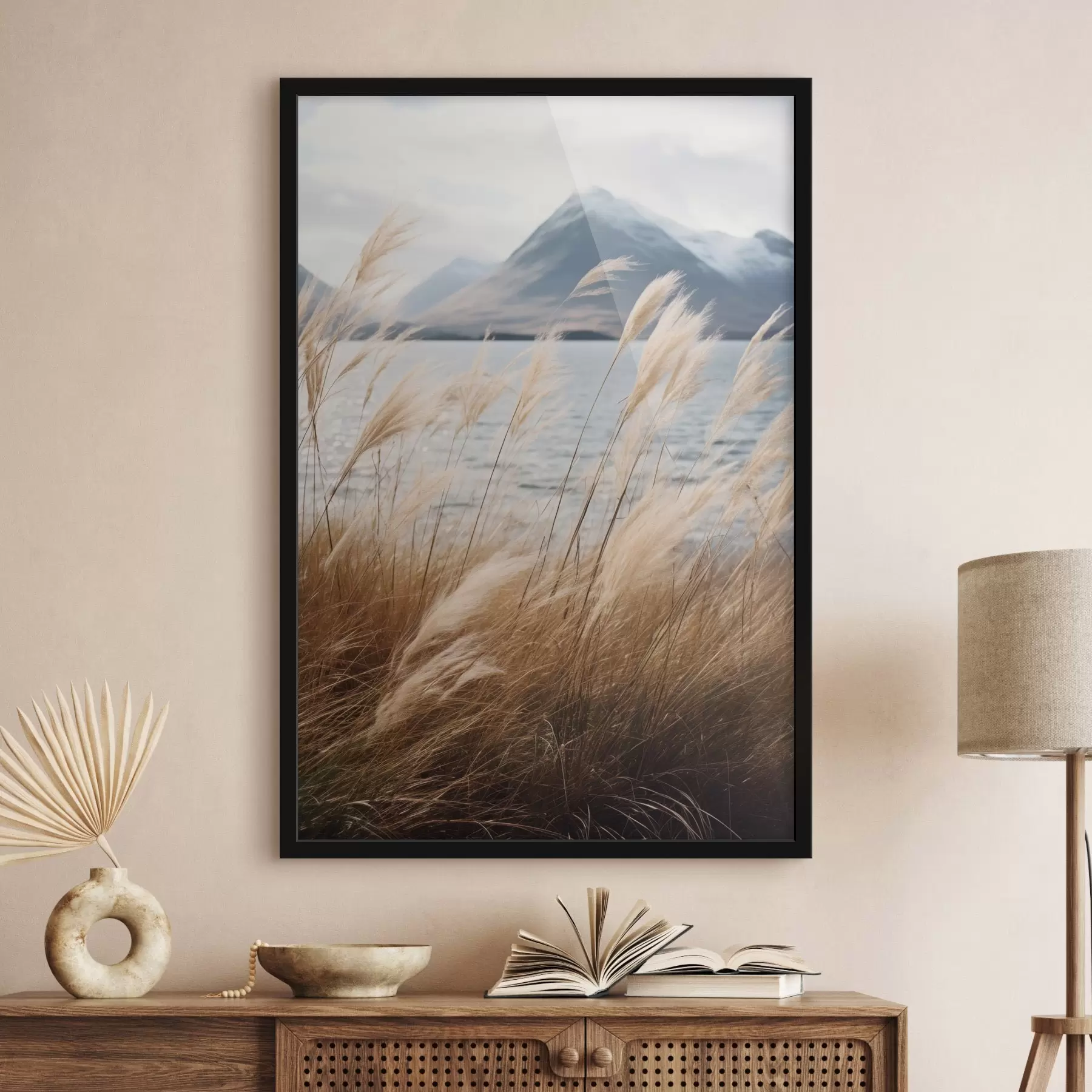 Fototapetai Pampų žolė su ežeru ir kalnais fone, švelnus apšvietimas, prislopintos spalvos, natūralistinis stilius f46283