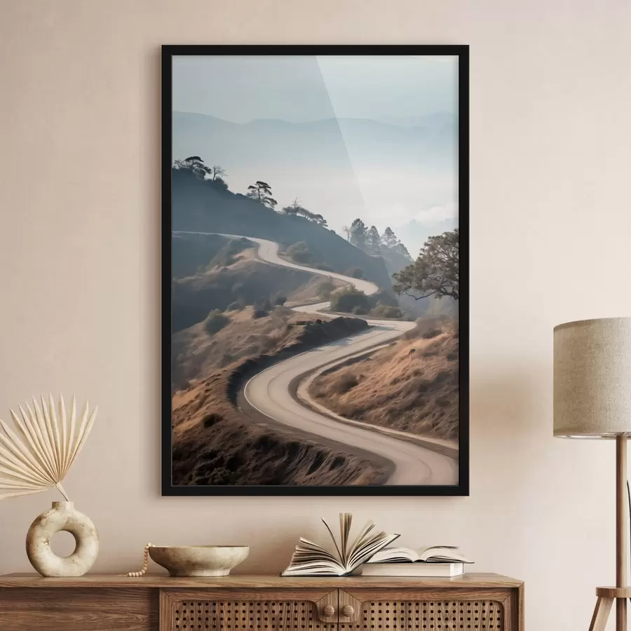 Fototapetai Vingiuotas kelias per kalvotą kraštovaizdį su sausa žole po giedru dangumi ir toli matomomis kalnų viršūnėmis. f46289