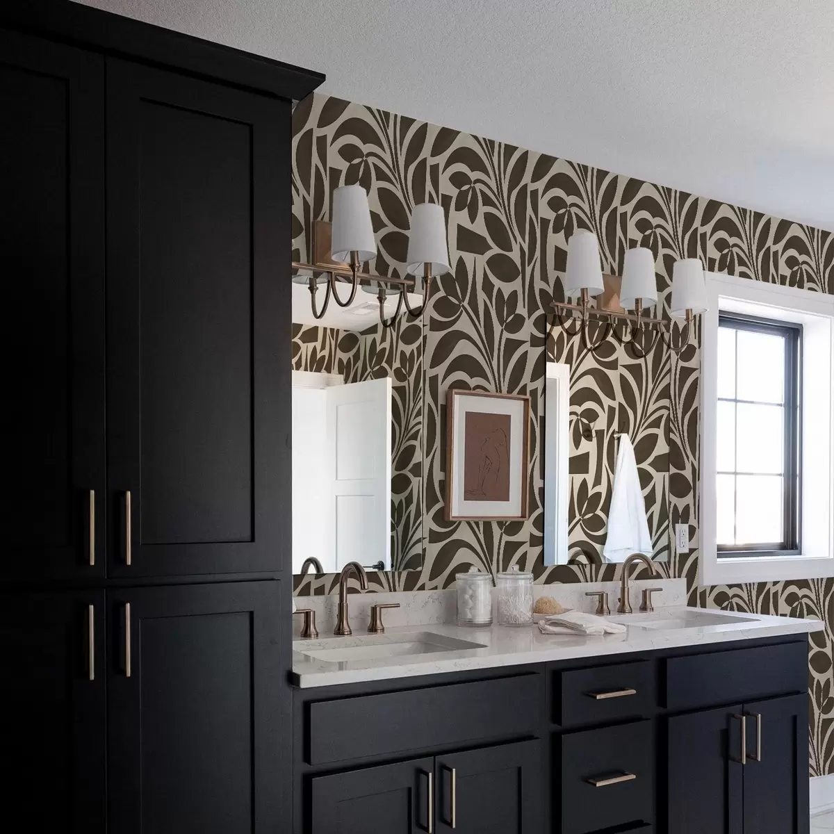 Tapetai Geometriniai lapų siluetai, tamsiai rudi ant smėlio spalvos fono a00679v1