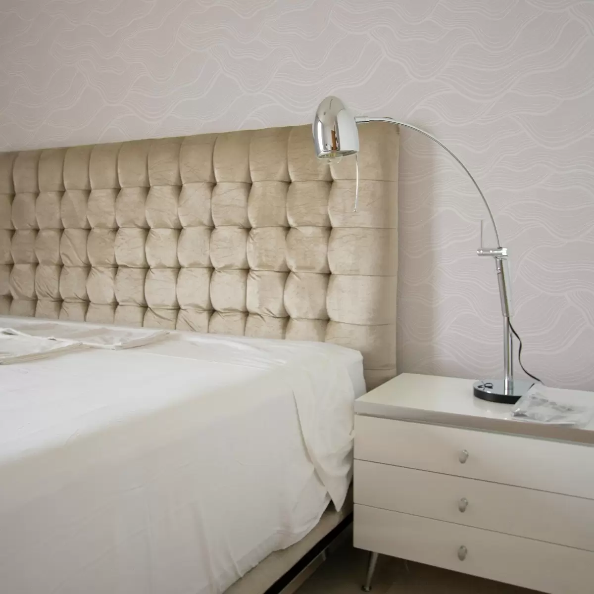 Tapetai Pastelinės rožinės spalvos fonas su banguotomis linijomis a00682v3