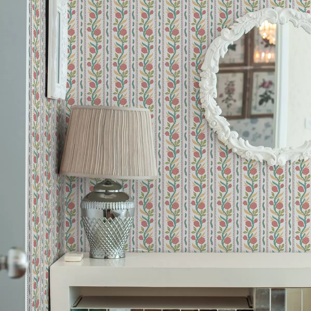 Tapetai Vertikalios juostos su koralų gėlėmis ir turkio spalvos lapais a00816