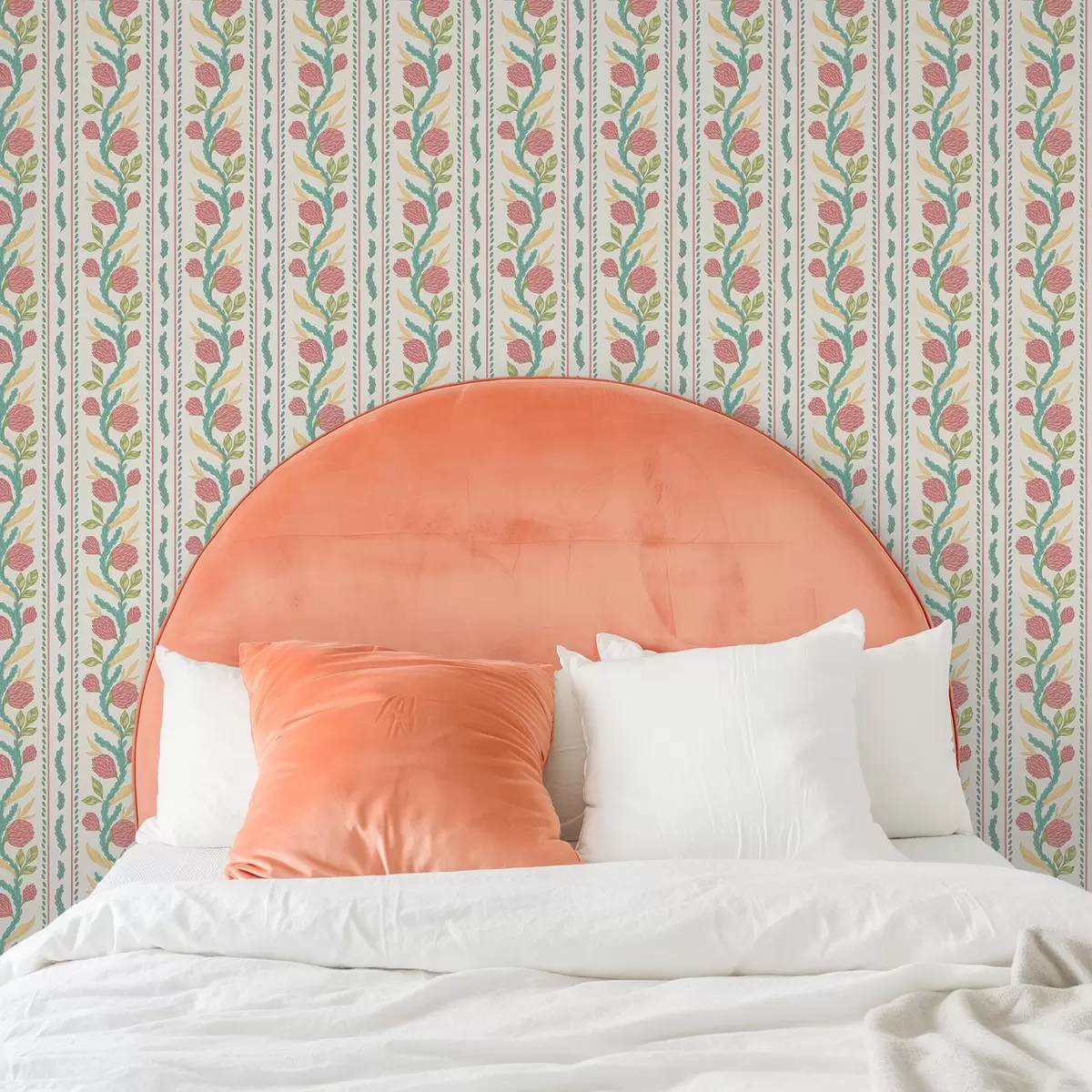 Tapetai Juostelės su koralų pumpurais ant šviesiai kreminės spalvos fono a00816v1