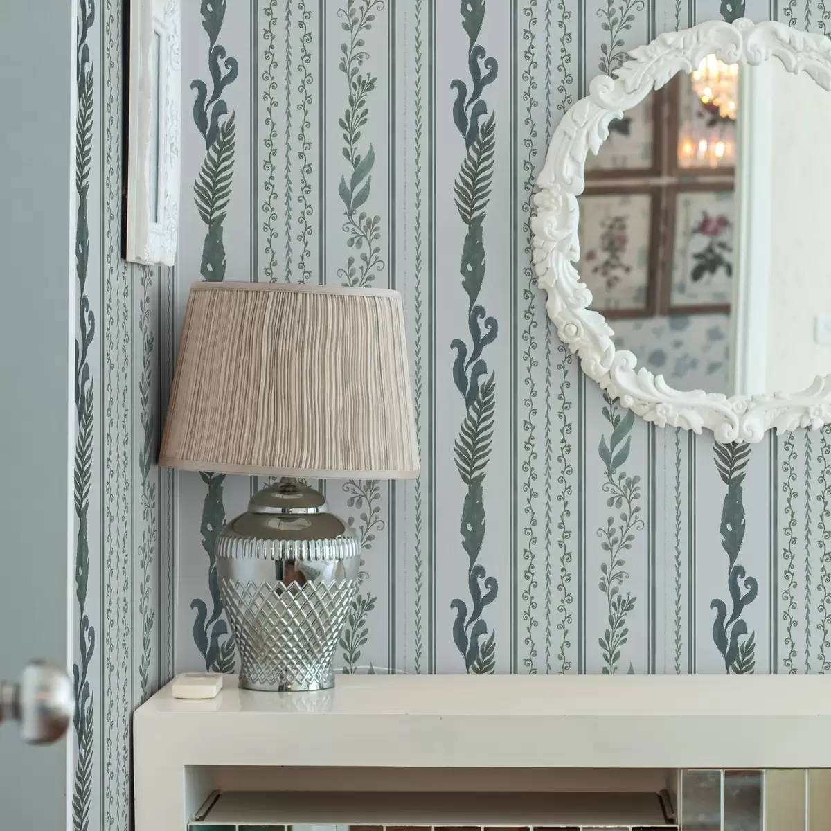 Tapetai Juostos su šakomis ir garbanomis ant vėsaus šviesiai mėlyno fono a00823v1