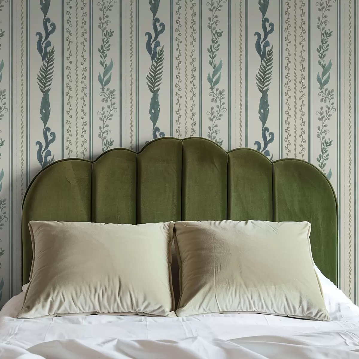 Tapetai Juostos su šakomis ir garbanomis ant šilto pieno spalvos fono a00823v2