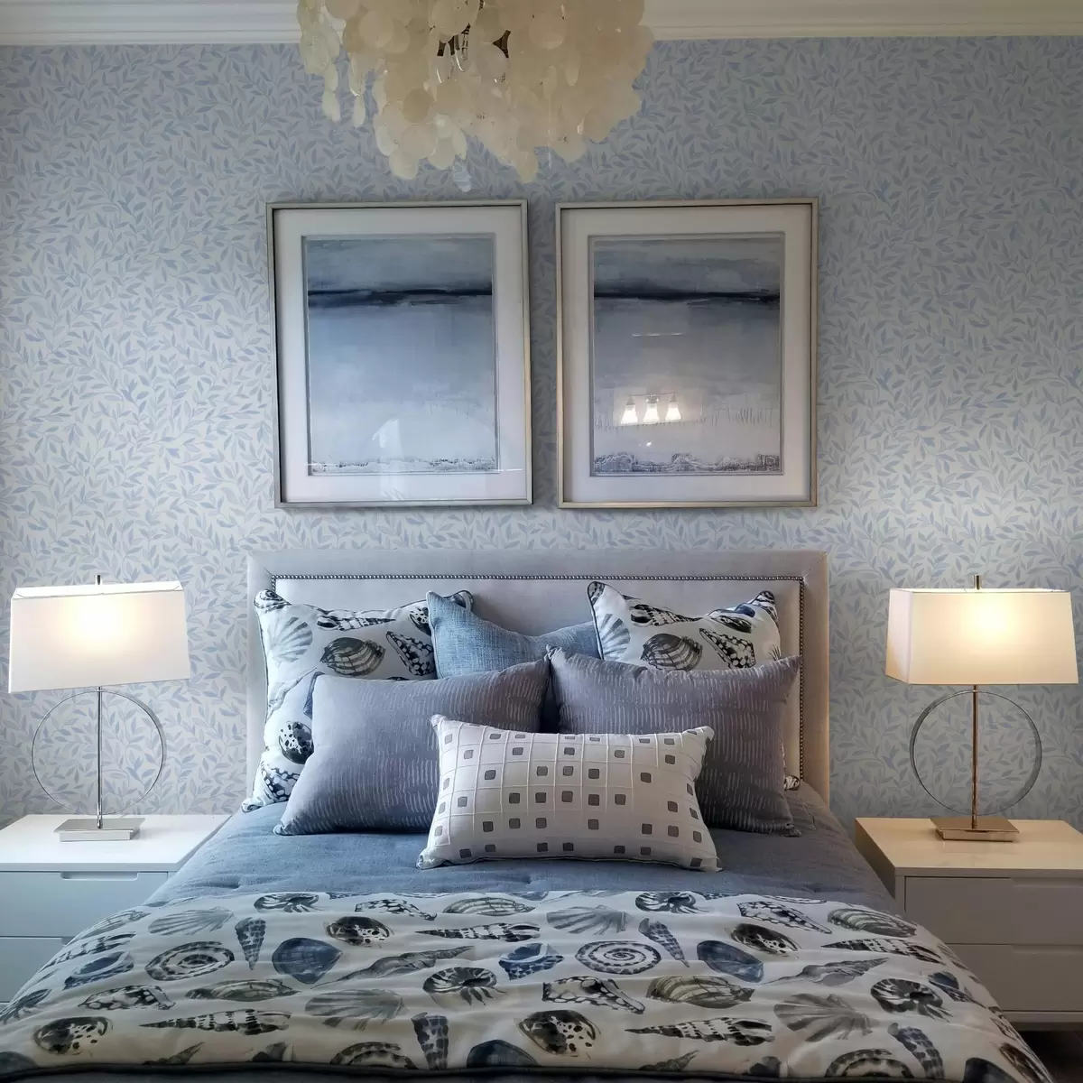 Tapetai Mėlynos šakelės su lapais ant šviesiai mėlynos spalvos a00842