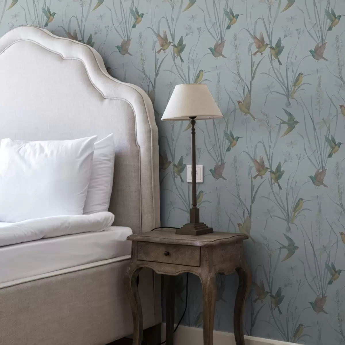 Tapetai Paukščiai tarp pievos žolės ant pilkai mėlyno fono a00776