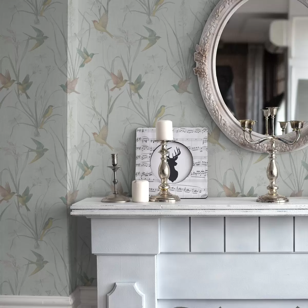 Tapetai Paukščiai tarp pievos žolės ant šviesiai pilkos žemės a00776v1