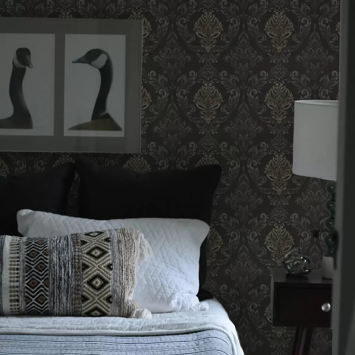 Fototapetai Damaskas ant tamsaus grafito fono, alyvuogių-ochros akcentai a00828v5