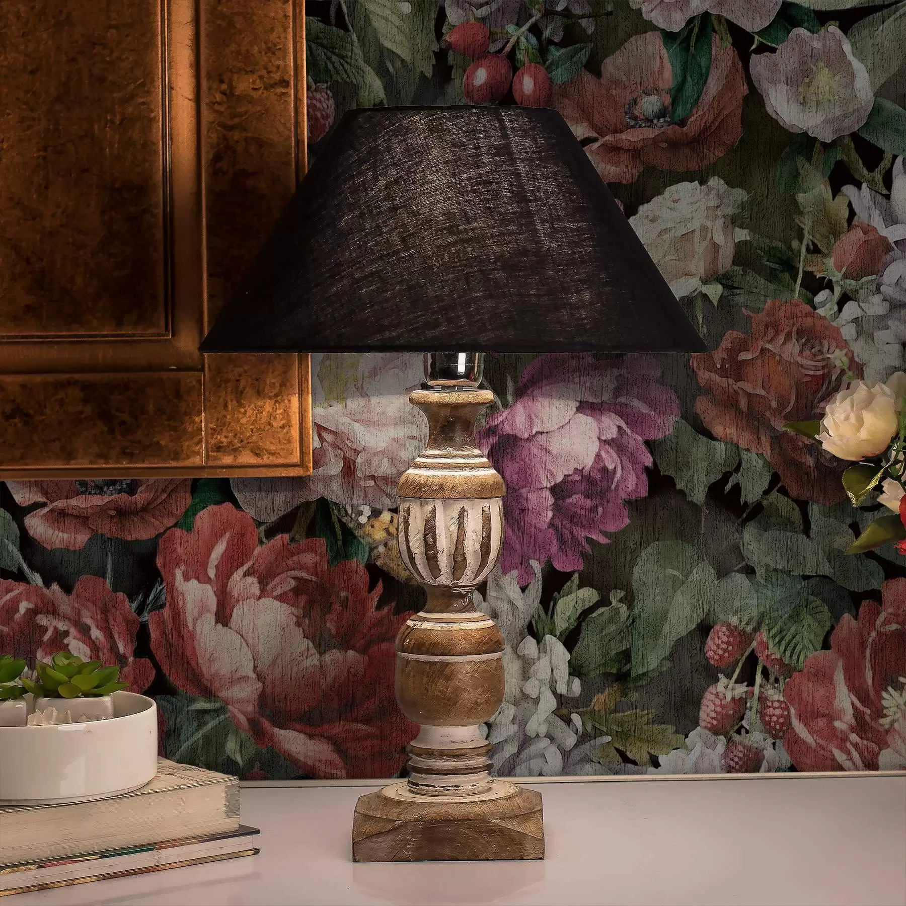 Fototapetai Tamsiai dramatiškos bijūnės, uogos ir drugelis ant juodo fono a00862