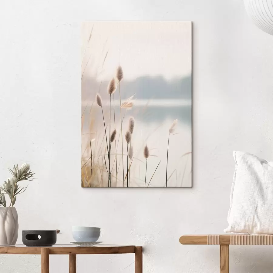 Paveikslėlis Minkšti nendrės prie rūko apgaubto ežero kranto, pasteliniai smėlio atspalviai s46504