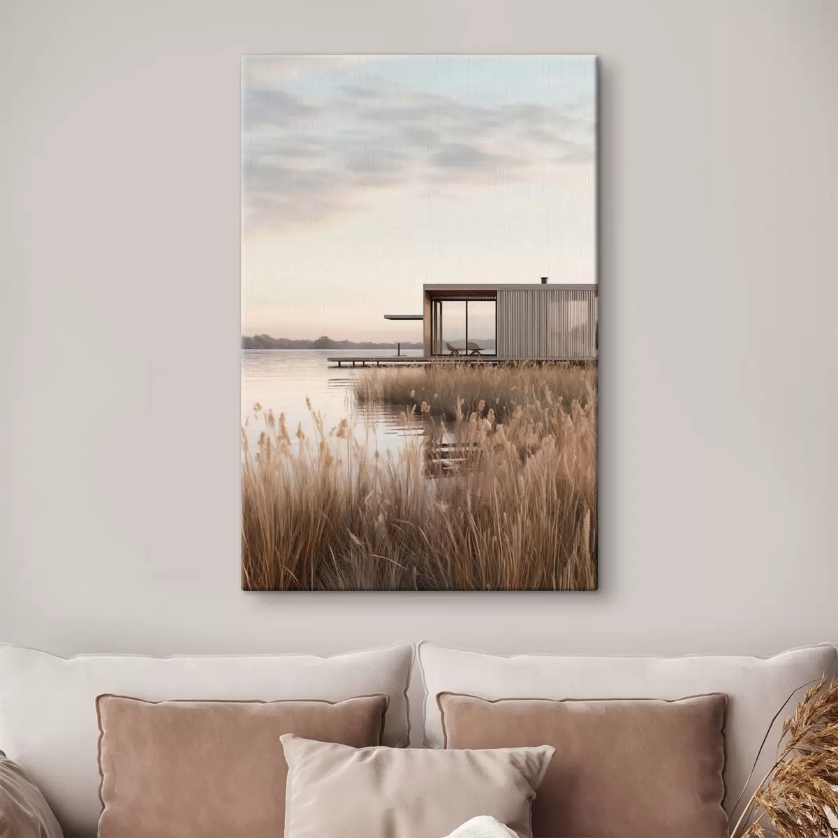 Paveikslėlis Šiuolaikiška namelis prie ežero, apsuptas nendrių, švelniame sutemų šviesoje s46513