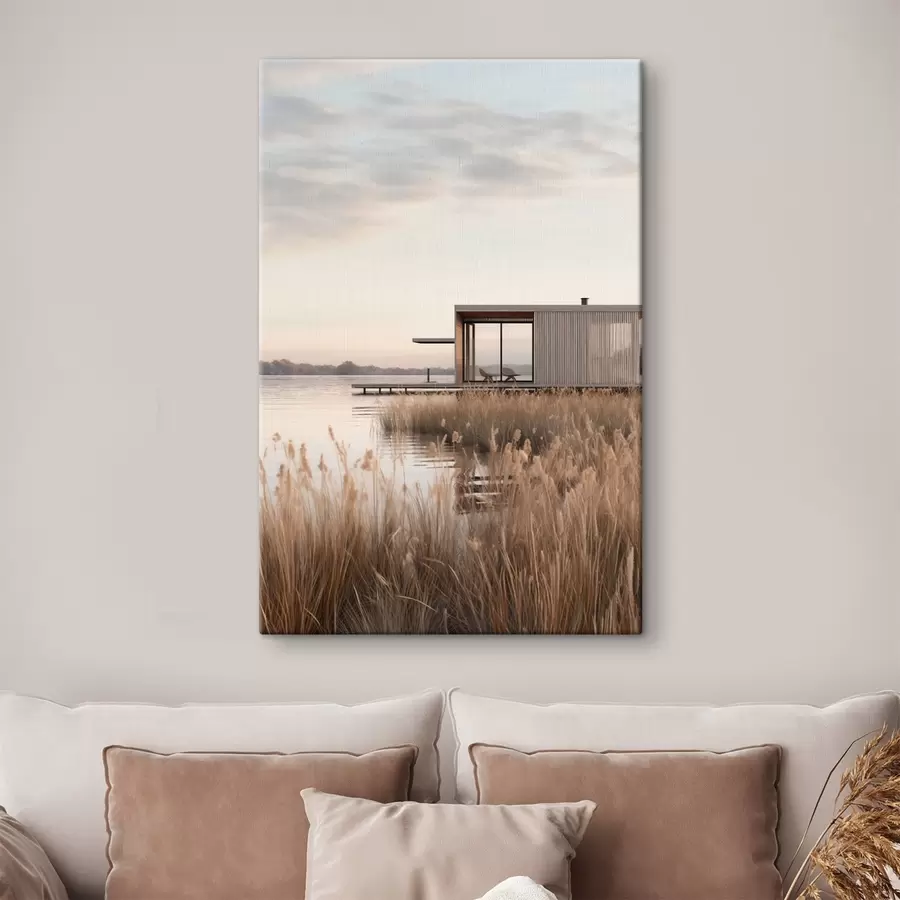 Paveikslėlis Šiuolaikiška namelis prie ežero, apsuptas nendrių, švelniame sutemų šviesoje s46513