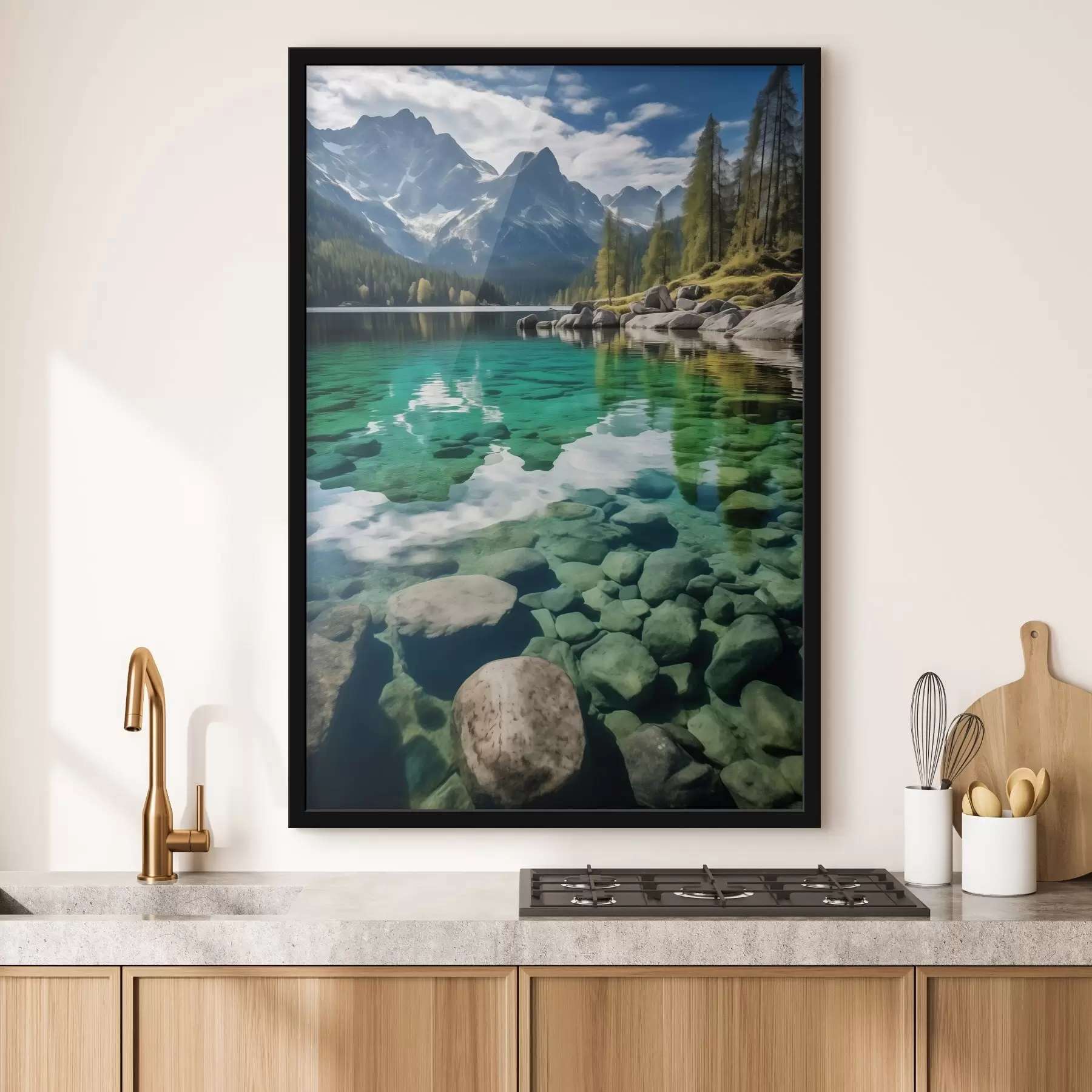 Fototapetai Smaragdo spalvos kalnų ežeras su uolomis apačioje ir aukštomis viršūnėmis f46515