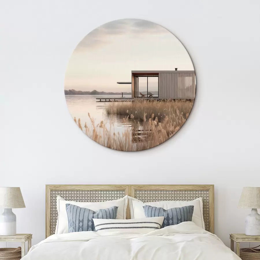 Paveikslėlis Šiuolaikiška namelis prie ežero, apsuptas nendrių, švelniame sutemų šviesoje r46513