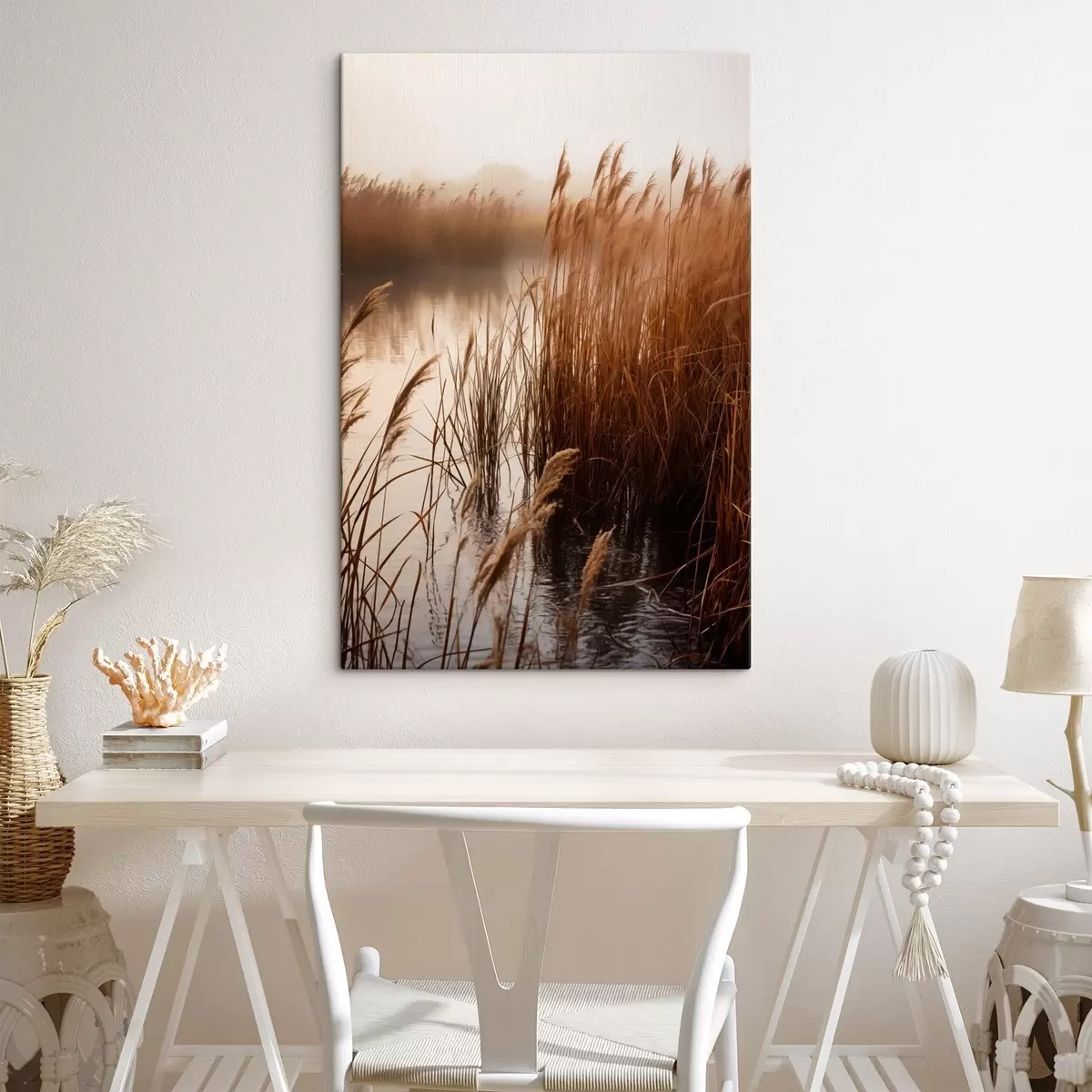 Paveikslėlis Aukšti nendrės, augančios vandens telkinyje, vanduo atspindi nendres, rūko apgaubtas fonas, švelni šviesa, gamtos vaizdas s46695