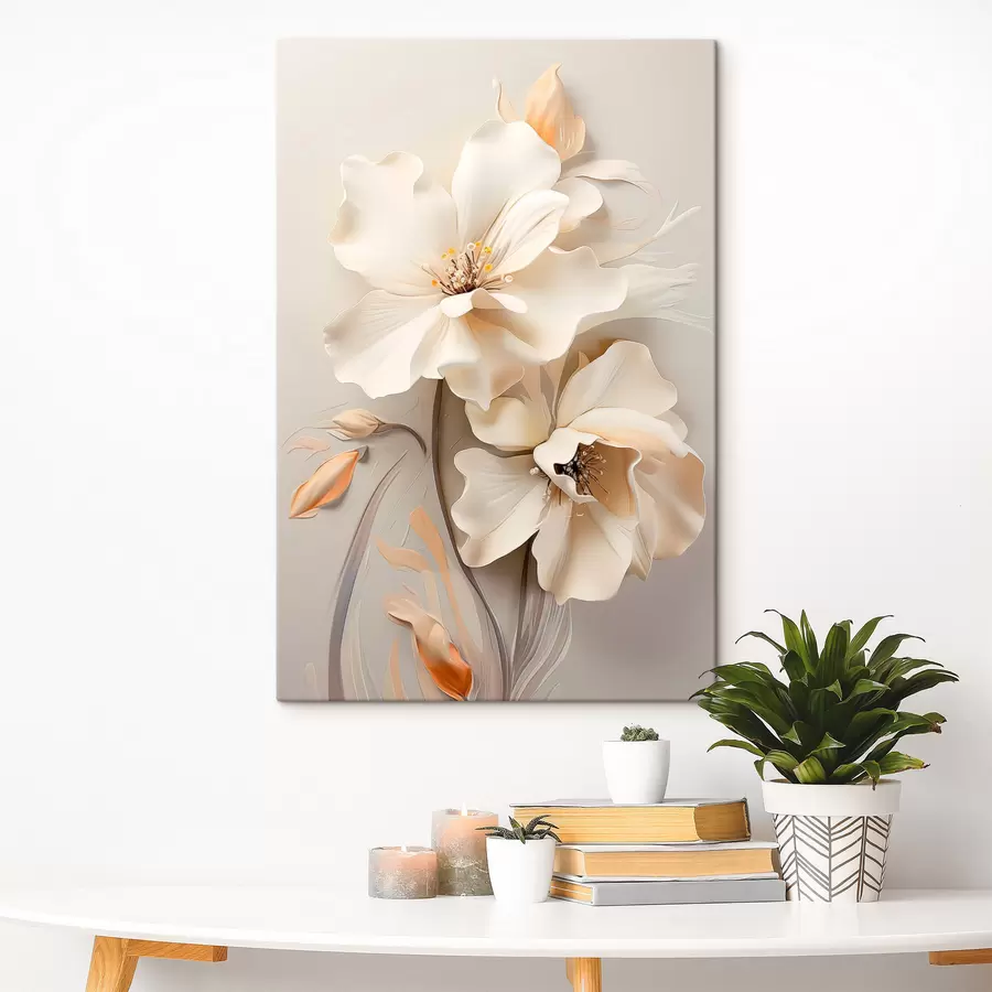 Paveikslėlis Balta gėlė, švelnių atspalvių žiedlapiai, šviesiai smėlio spalvos fonas, elegantiška kompozicija, minimalistinis stilius s46700