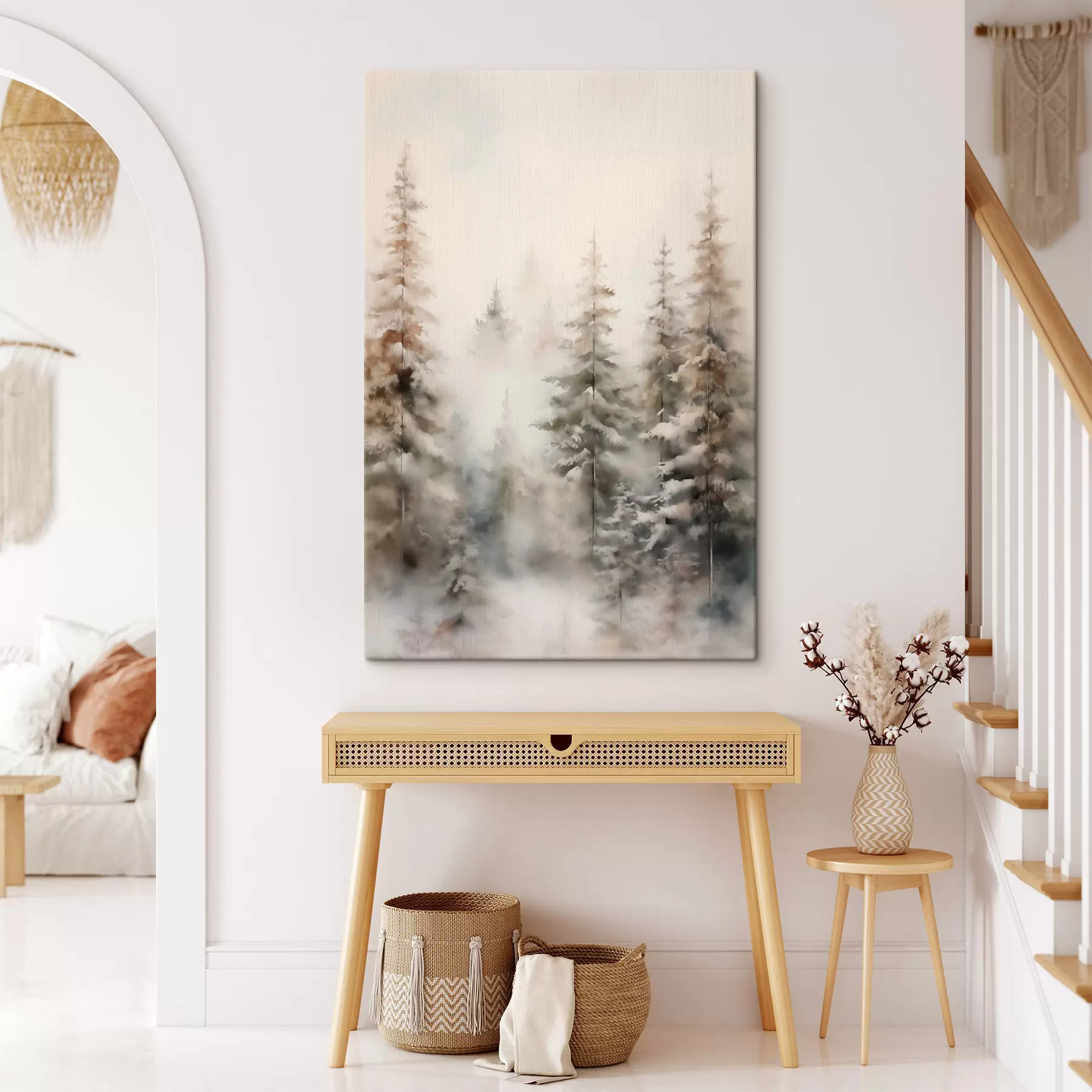 Paveikslėlis Aukštos pušys, padengtos sniegu, stovinčios rūko apgaubtame miške, švelnus, tylus žiemos peizažas s46701