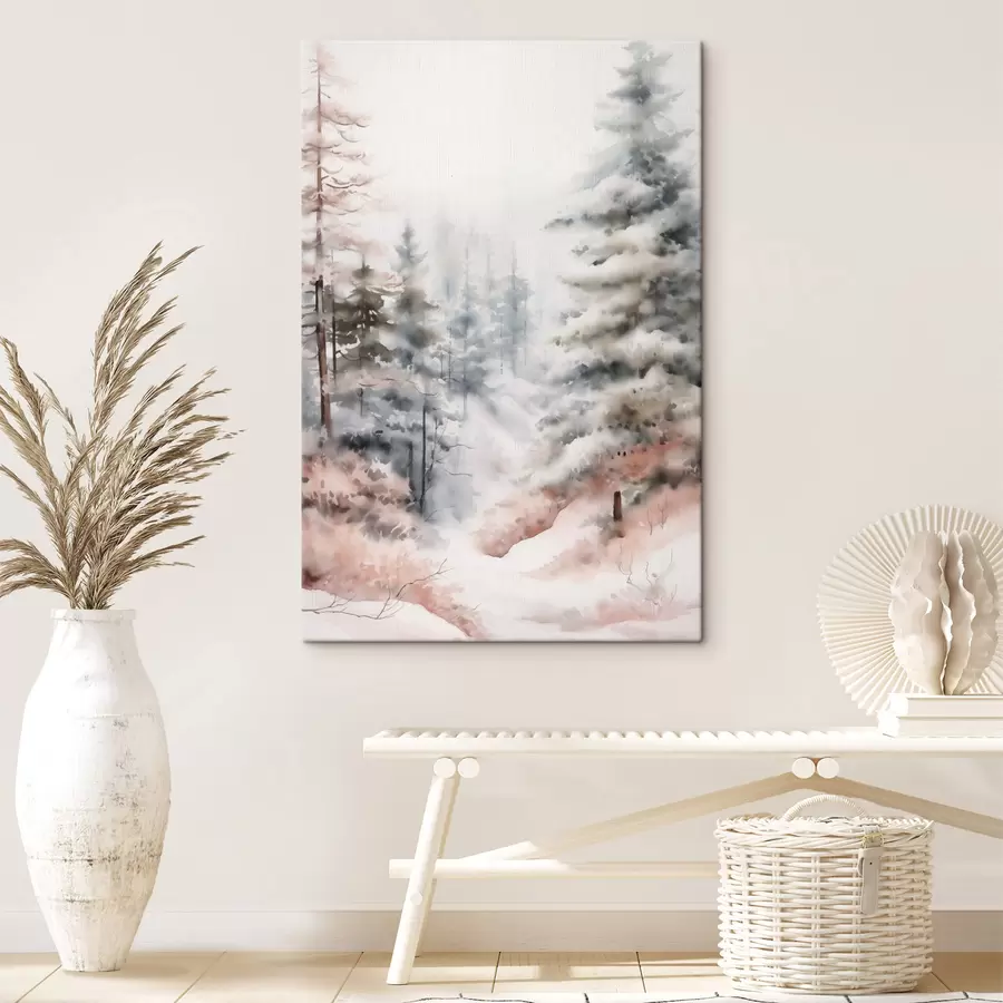 Paveikslėlis Aukštos pušys, padengtos sniegu, stovinčios rūko apgaubtame miške, švelnus, tylus žiemos peizažas. s46702