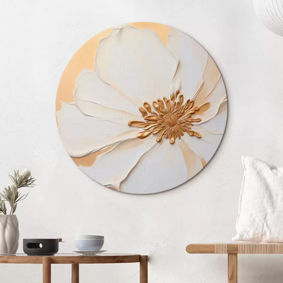 Apvalūs paveikslai Balta gėlė su subtiliais žiedlapiais, imituojamais storais potėpiais, ant šviesiai oranžinio tekstūruoto fono. r46691