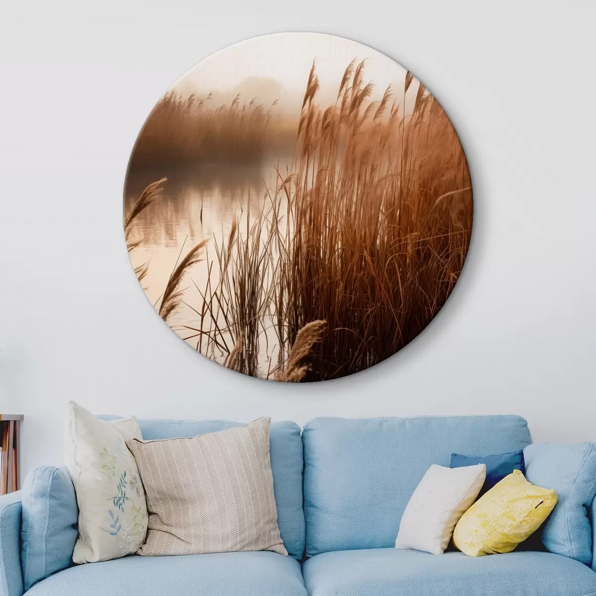 Apvalūs paveikslai Aukšti nendrės, augančios vandens telkinyje, vanduo atspindi nendres, rūko apgaubtas fonas, švelni šviesa, gamtos vaizdas r46695