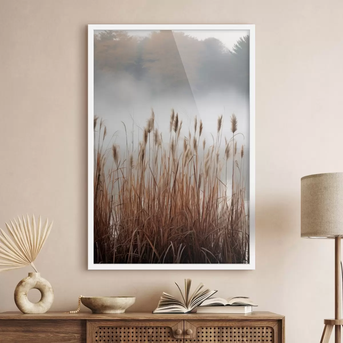 Plakatas Aukšti nendrės, augančios vandens telkinyje, vanduo atspindi nendres, rūko apgaubtas fonas, švelni šviesa, gamtos vaizdas f46696