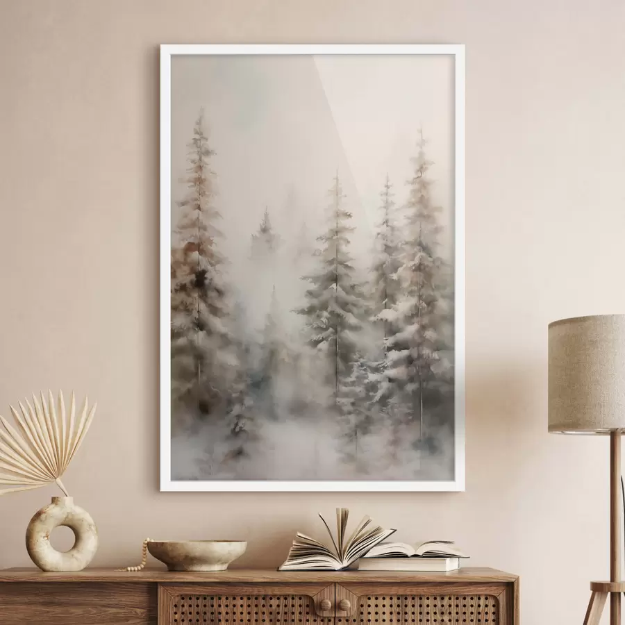 Fototapetai Aukštos pušys, padengtos sniegu, stovinčios rūko apgaubtame miške, švelnus, tylus žiemos peizažas. f46701