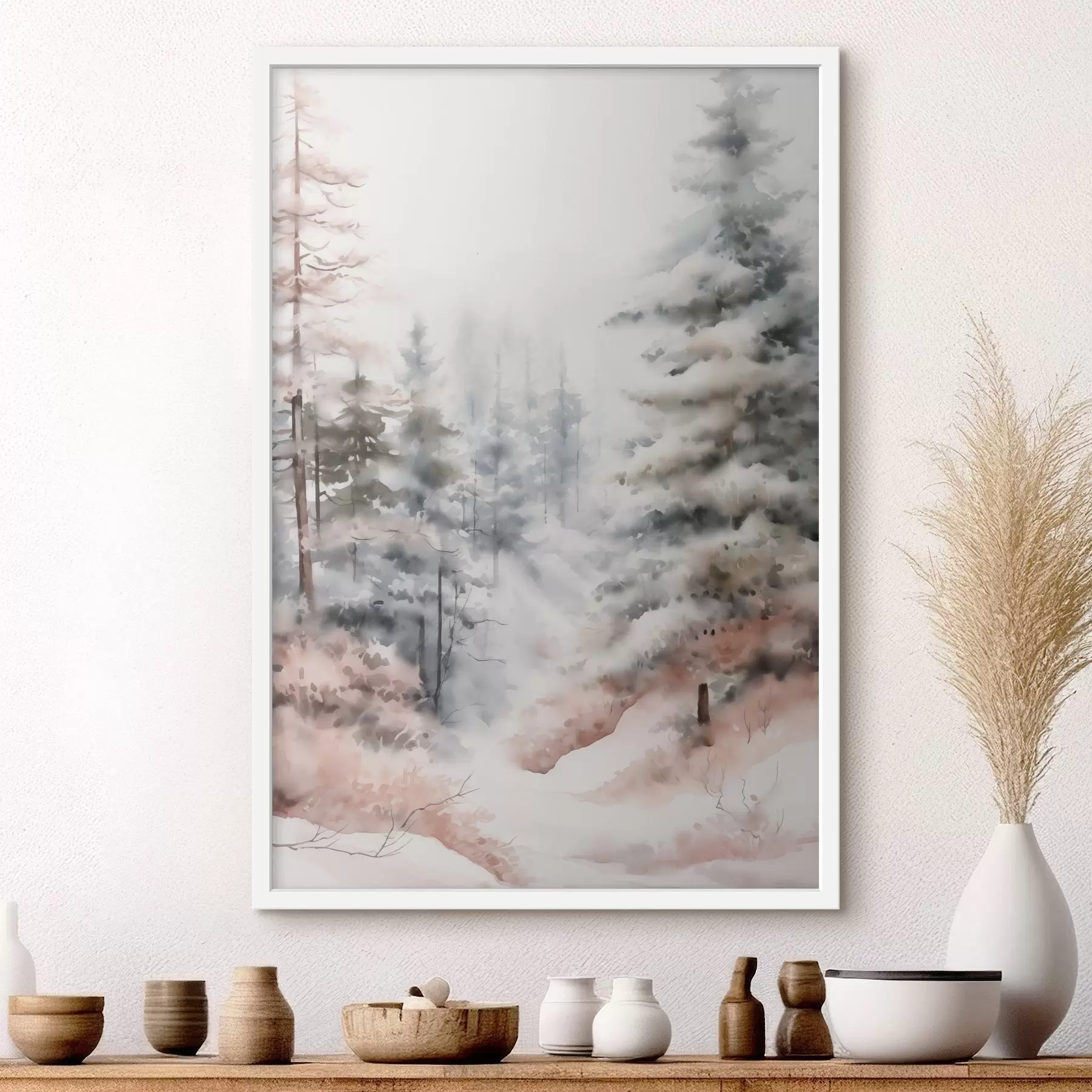 Fototapetai Aukštos pušys, padengtos sniegu, stovinčios rūko apgaubtame miške, švelnus, tylus žiemos peizažas. f46702