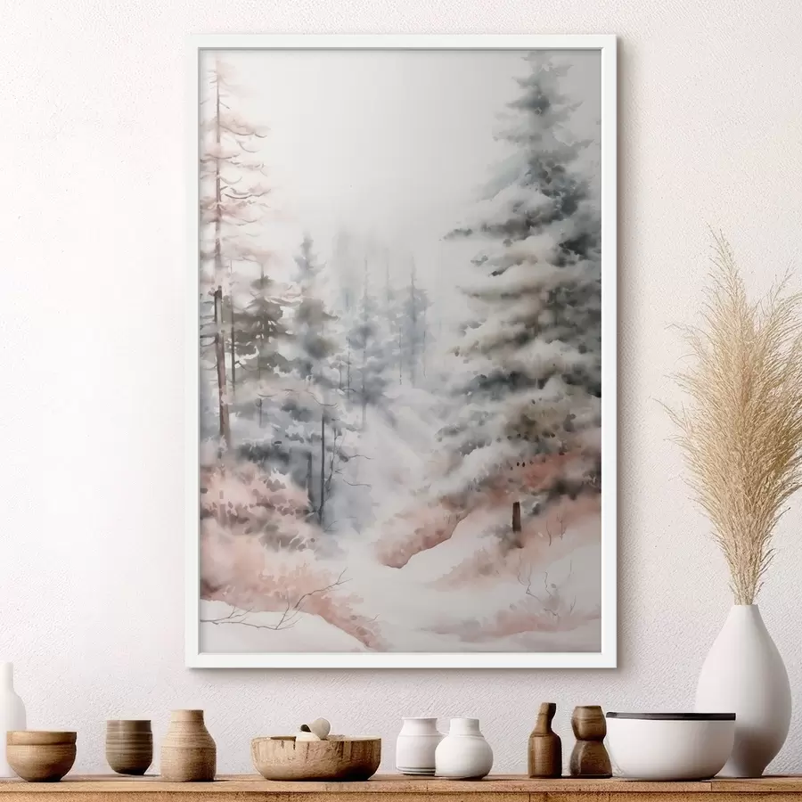 Fototapetai Aukštos pušys, padengtos sniegu, stovinčios rūko apgaubtame miške, švelnus, tylus žiemos peizažas. f46702