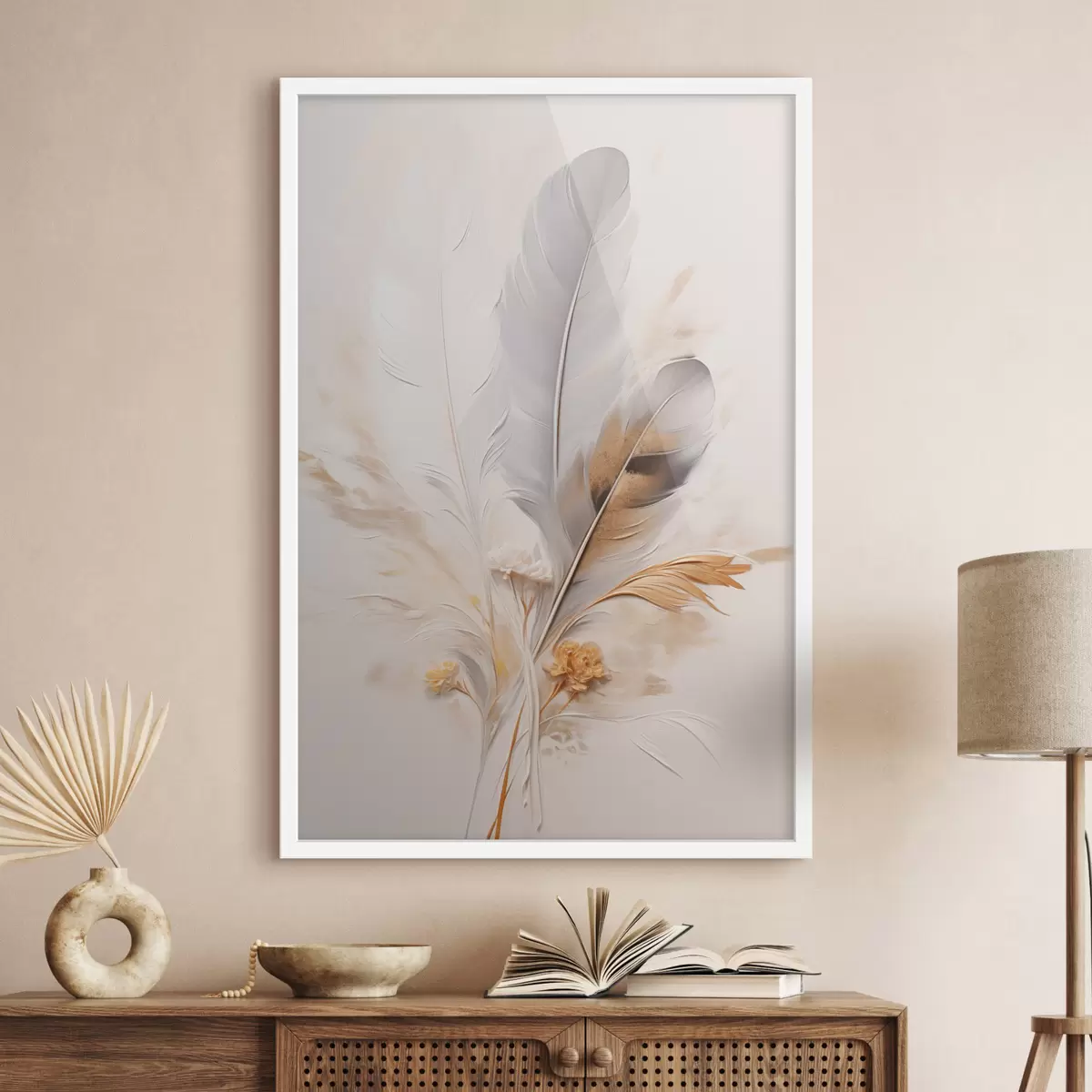 Plakatas Abstrakčios plunksnos, apsuptos smėlio ir rudos spalvos plunksnų, švelnios ir subtilios, ant šviesiai smėlio spalvos fono. f46712
