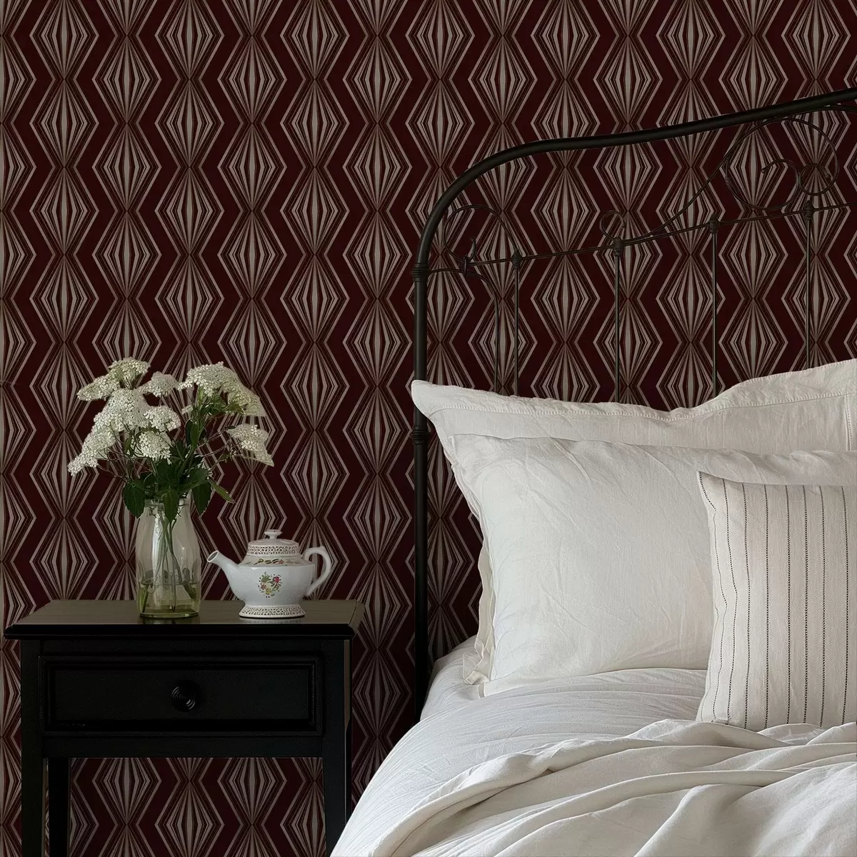 Tapetai Deimantinis geometrinis raštas ant vyno rudos spalvos fono a00925v1