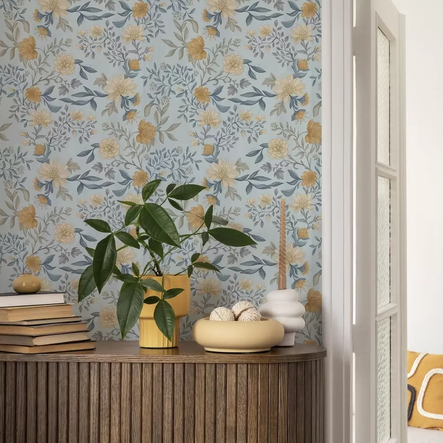 Fototapetai Geltonos ir mėlynos gėlės su lapais ant dangaus mėlynumo fono a00934