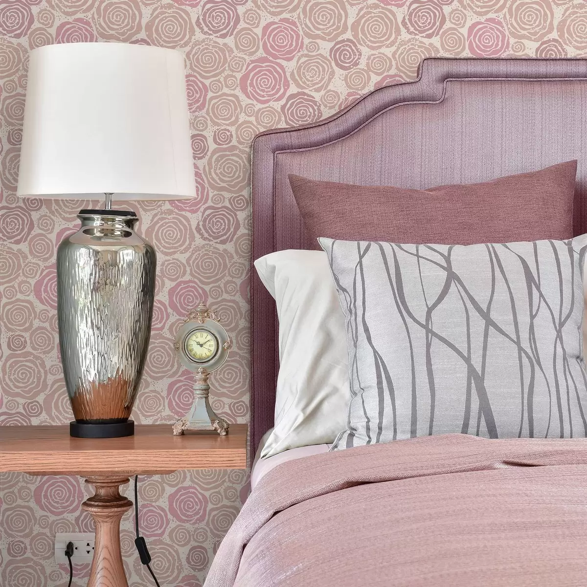 Tapetai Spiralinės rožinės rožės ir purslai ant šviesaus fono a00955