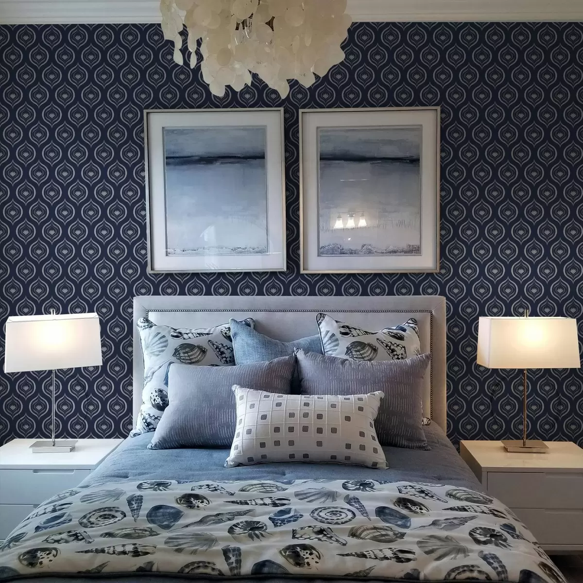 Tapetai Kontrastingi lašelių motyvai su gėle ant tamsiai mėlyno fono a00977v1