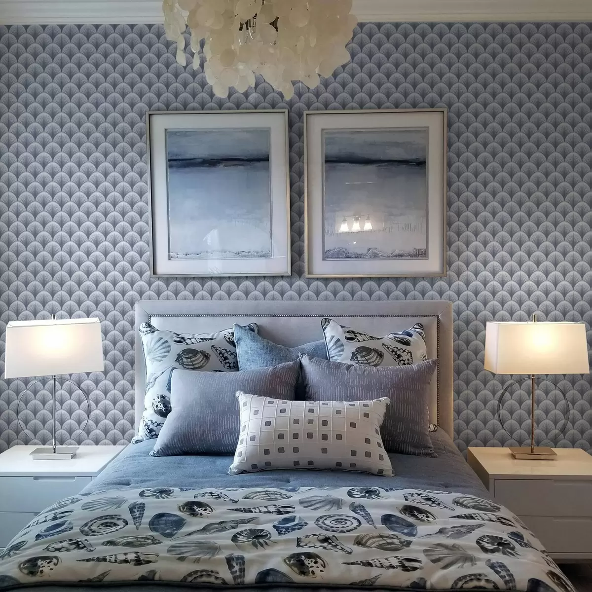 Tapetai Mėlynos ventiliatoriaus arkos su spinduliais ant šviesiai mėlyno fono a00978v1