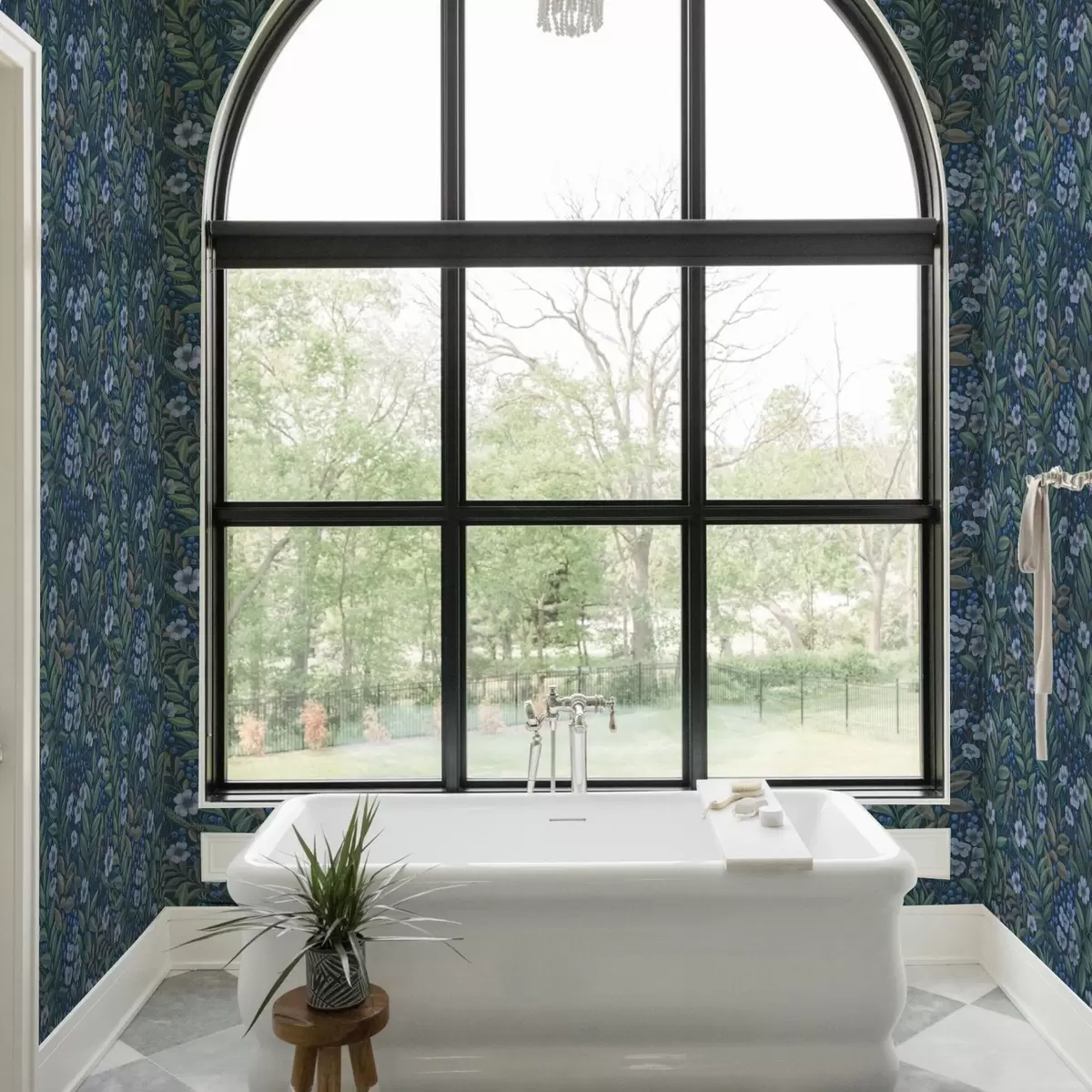 Tapetai Tamsiai mėlynos uogos ir baltos gėlės tankiuose lapuose a00994