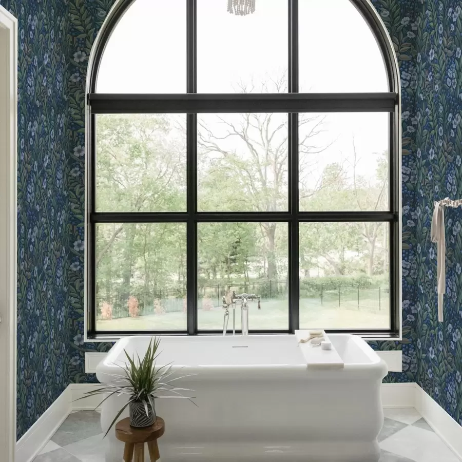 Fototapetai Tamsiai mėlynos uogos ir baltos gėlės tankiuose lapuose a00994