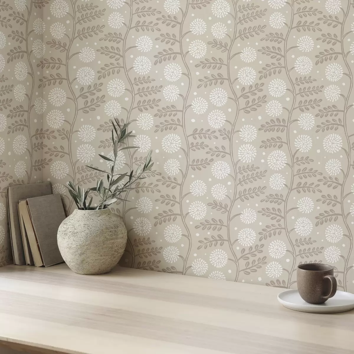 Tapetai Bėžinės spalvos stiebai su baltomis pūkuotomis gėlėmis ir švelniais taškeliais a00997