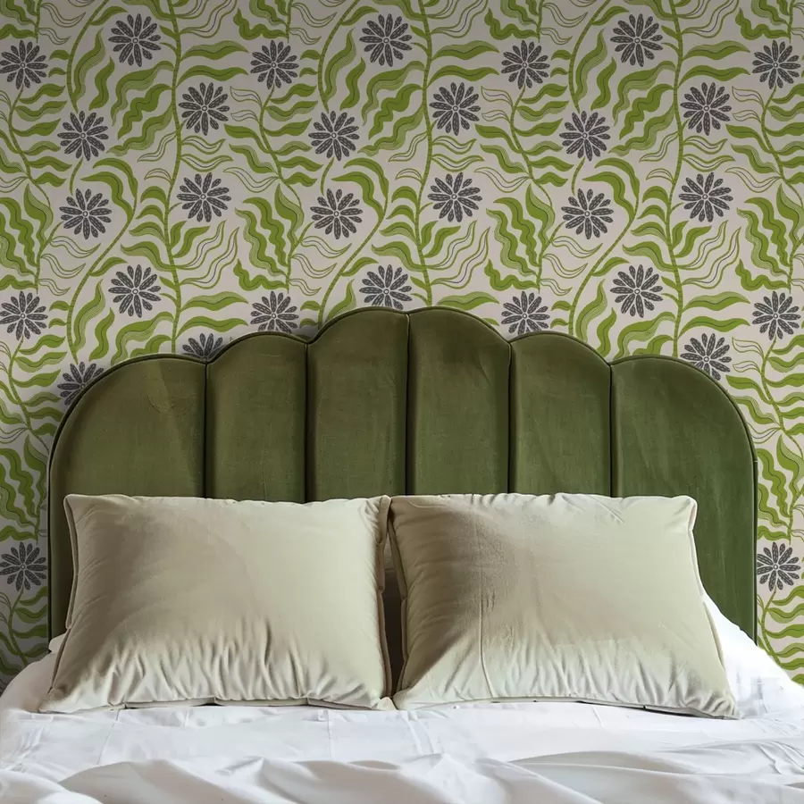 Fototapetai Žaismingos žalios saulėgrąžos su banguotais lapais ant kreminės spalvos fono a00998