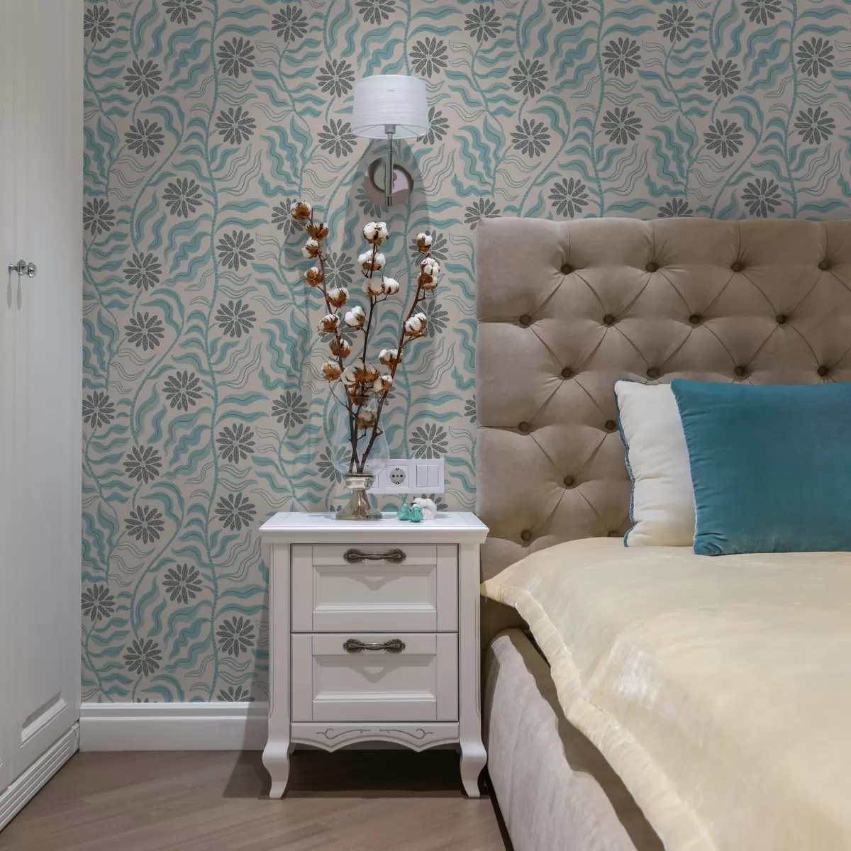 Tapetai Abstrakčios gėlės ir banguotos lapai švelniais mėlynais atspalviais a00998v1