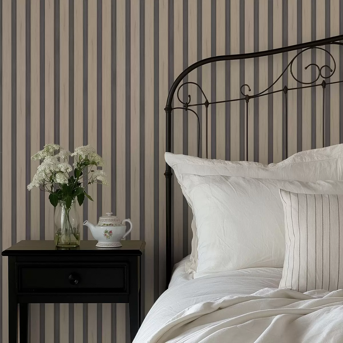 Tapetai Smėlio spalvos medinės lentos su tamsiomis vertikaliomis juostomis a01054v2