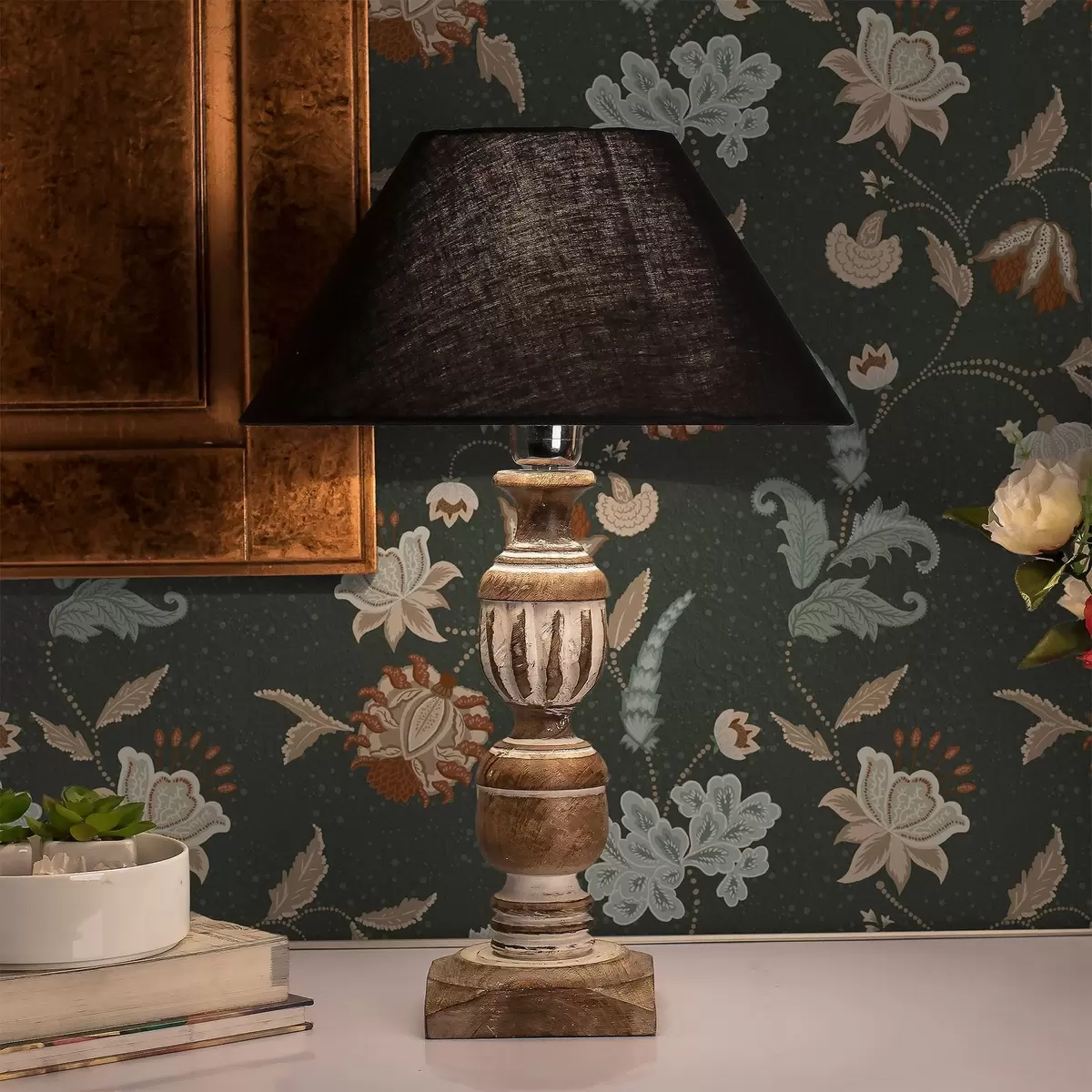 Tapetai Tamsiai žalias fonas su dekoratyviniais žiedais ir lapais a01086