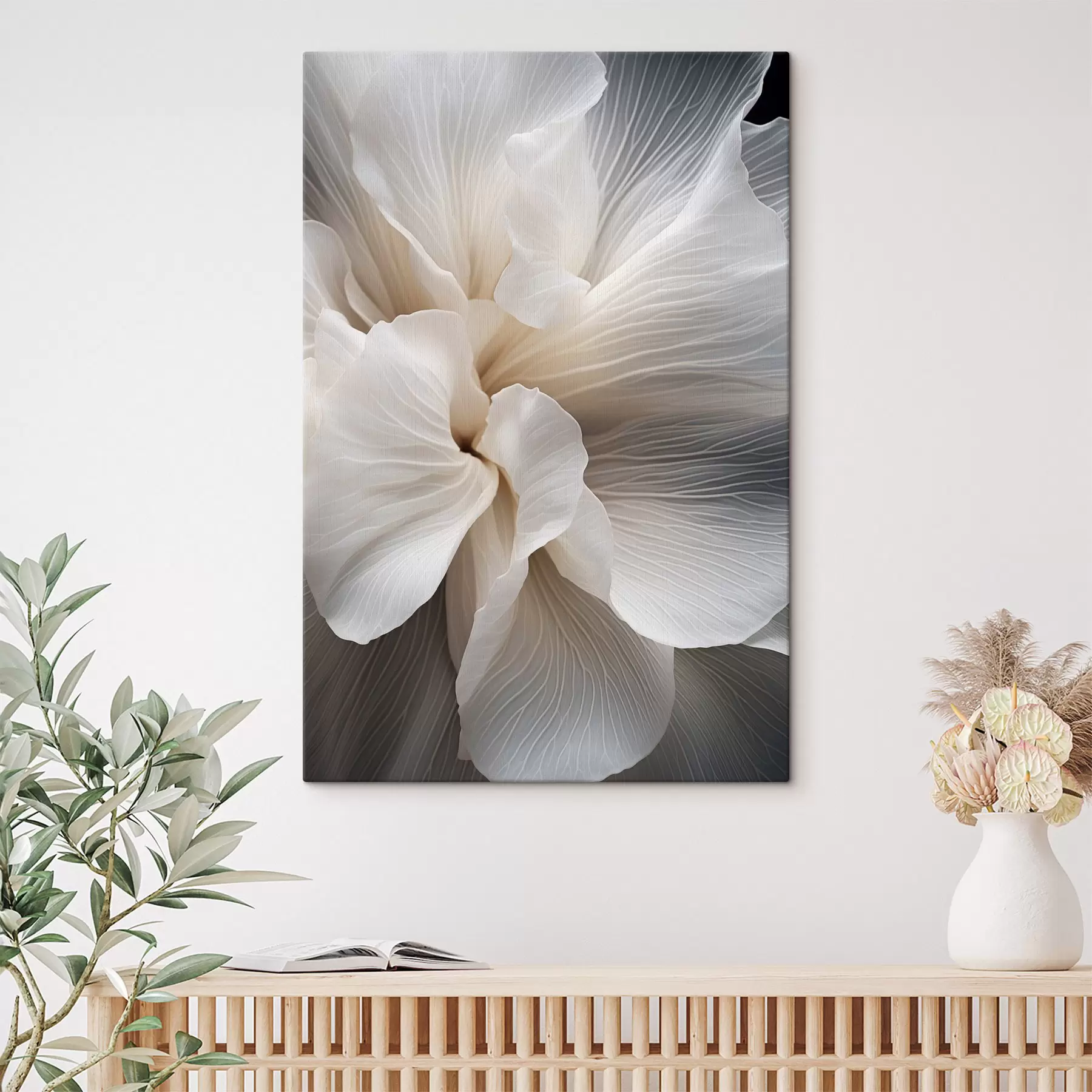 Paveikslėlis Artimas vaizdas subtilaus abstraktaus balto gėlių žiedo su sudėtingomis linijomis ir neryškiu tamsiu fonu s47018