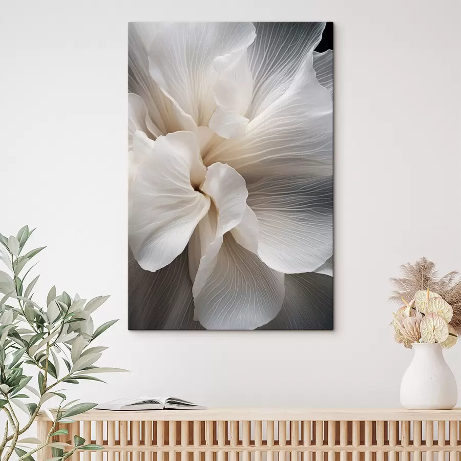 Paveikslėlis Artimas vaizdas subtilaus abstraktaus balto gėlių žiedo su sudėtingomis linijomis ir neryškiu tamsiu fonu s47018