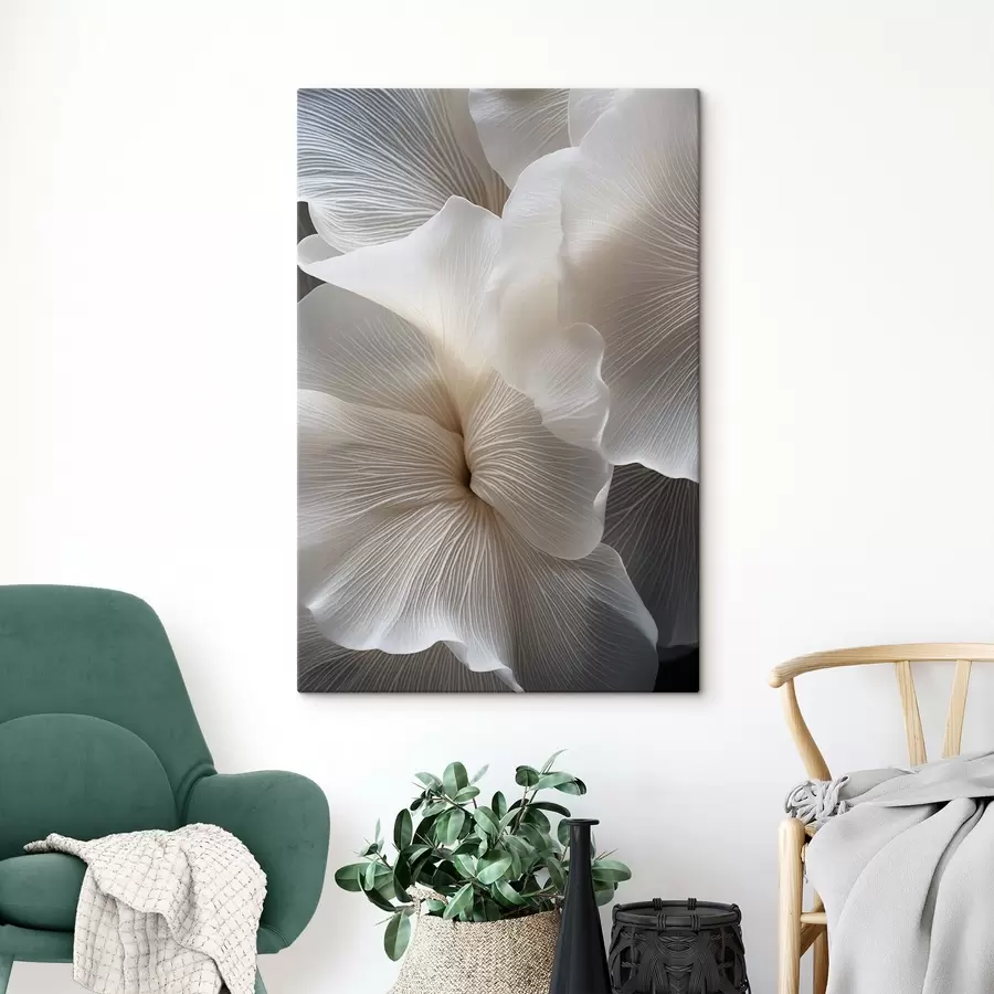 Paveikslėlis Artimas vaizdas subtilaus abstraktaus balto gėlių žiedo su sudėtingomis linijomis ir neryškiu tamsiu fonu s47019