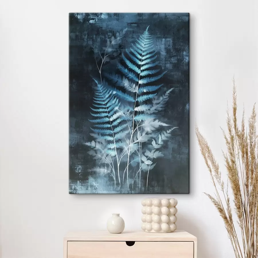 Paveikslėlis Mėlyni paparčiai ir augalai prieš tamsų, tekstūruotą foną, akcentuojant sudėtingas detales, rentgeno efektas s47026