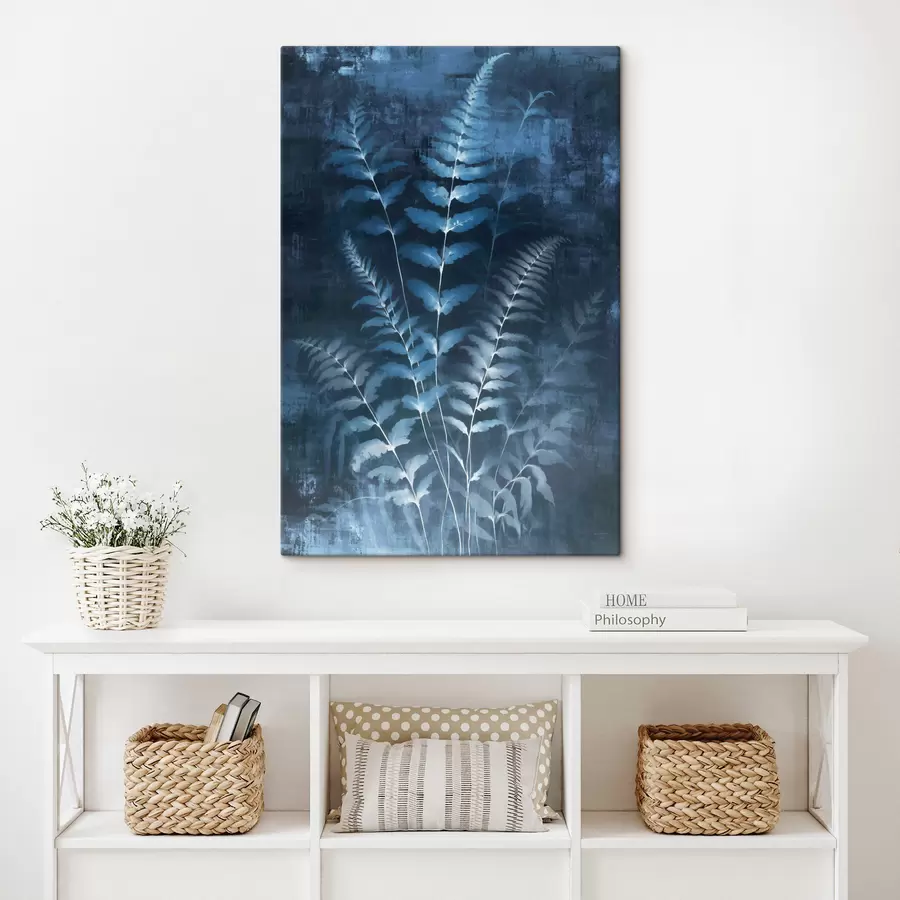 Paveikslėlis Mėlyni paparčiai ir augalai prieš tamsų, tekstūruotą foną, akcentuojant sudėtingas detales, rentgeno efektas s47027