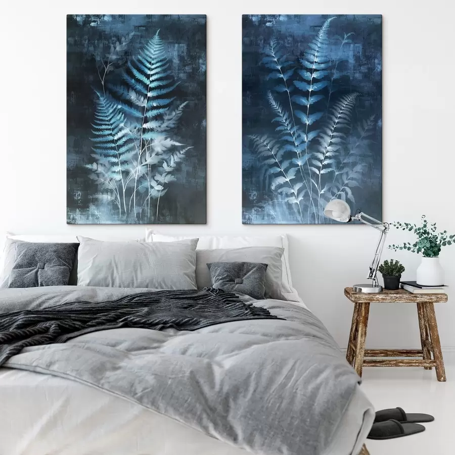 Paveikslėlis Mėlyni paparčiai ir augalai prieš tamsų, tekstūruotą foną, akcentuojant sudėtingas detales, rentgeno efektas m01121