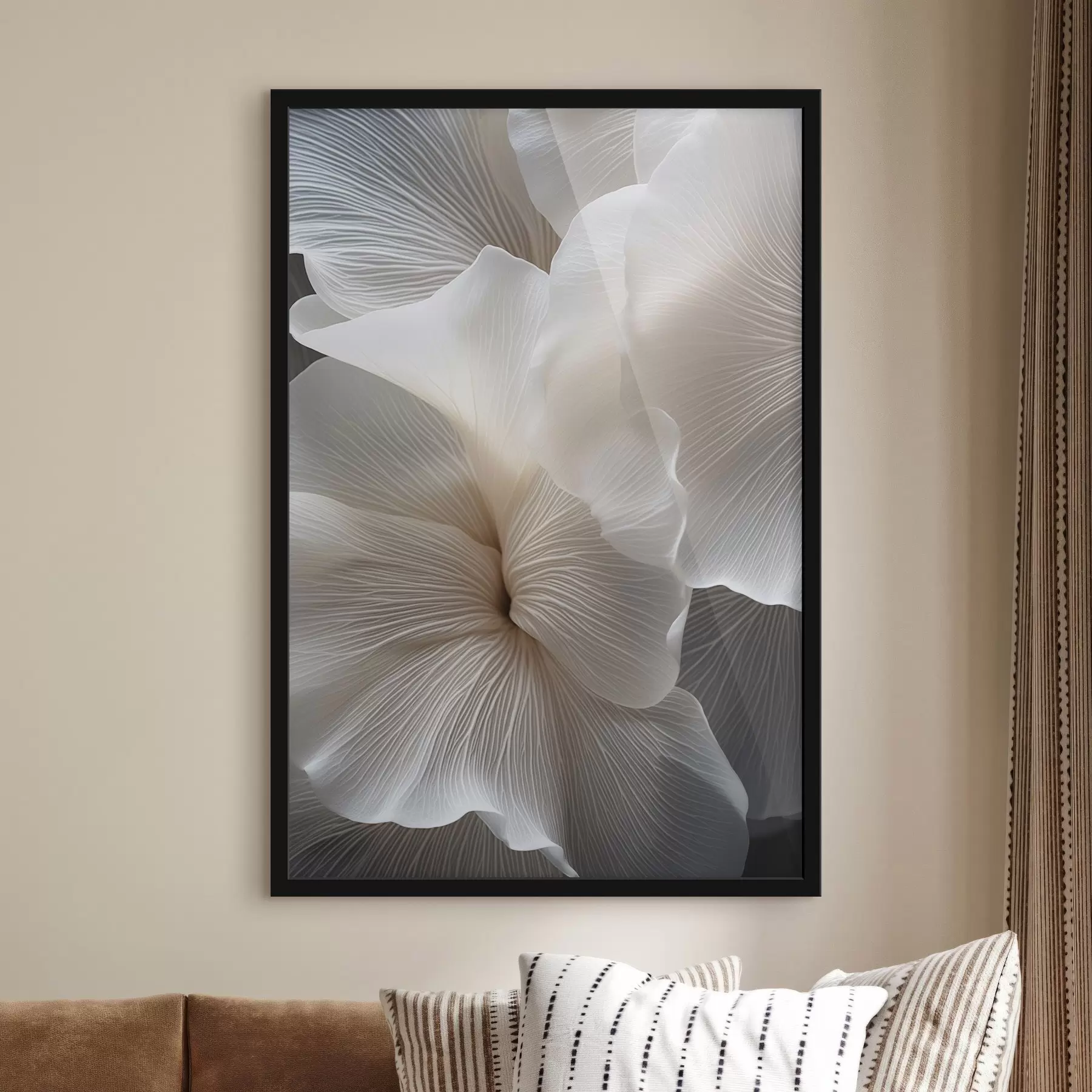 Fototapetai Artimas vaizdas subtilaus abstraktaus balto gėlių žiedo su sudėtingomis linijomis ir neryškiu tamsiu fonu f47019